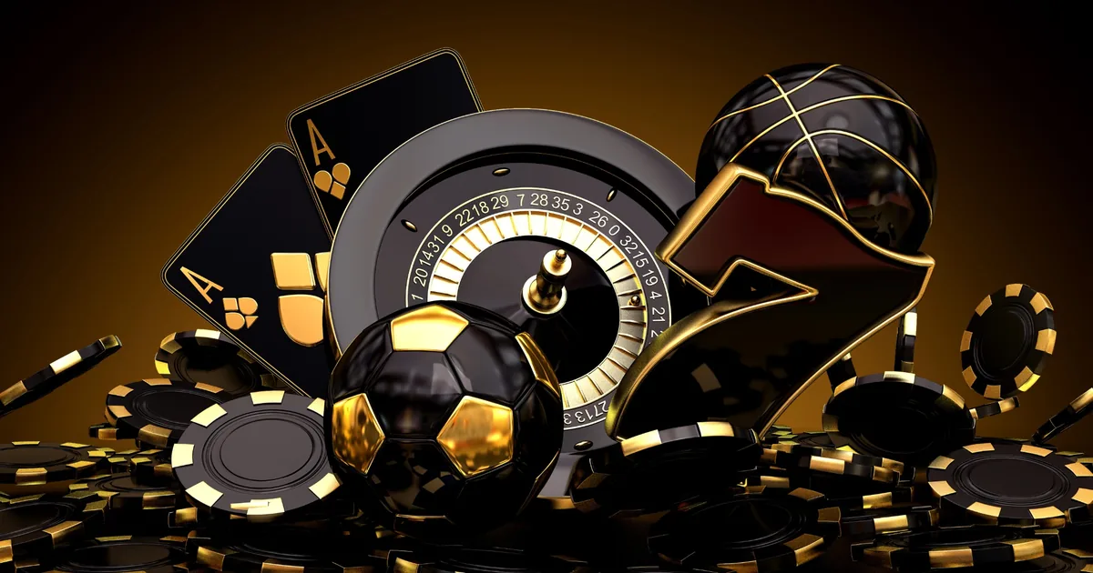 Casino-Chips und Spielkarten liegen verteilt auf einem Tisch
